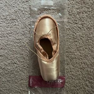 | A Maker Classic Pro Hard Freed of London Pointe Shoes |